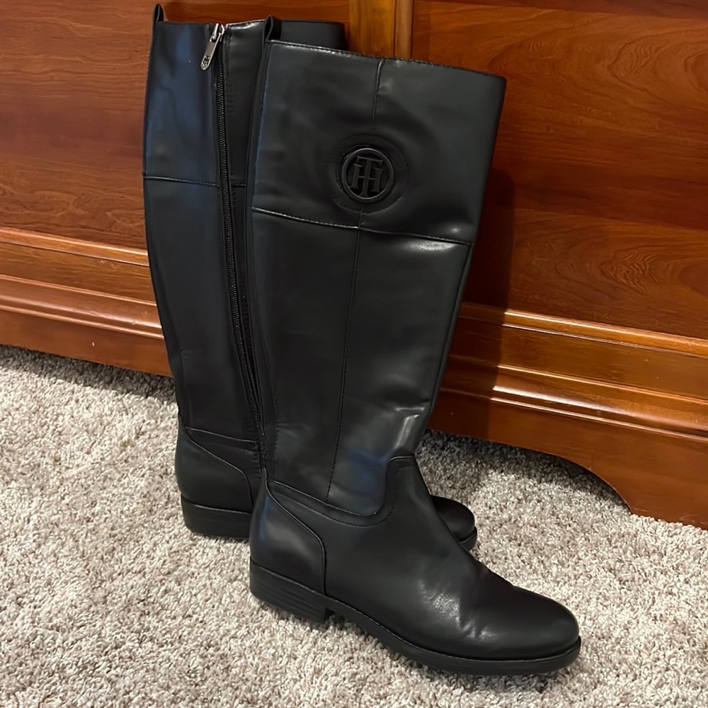 Tommy Hilfiger size 8 black zip up boot
